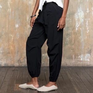 Paskho Black Elastic-Cuff Capris